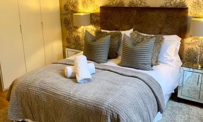 Kelvinbridge Apartment | Luxury West End Apartment (Park area) - with free Parking space