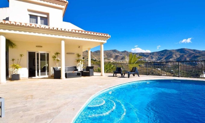 Velilla-Taramay Villa | Luxuryvilla with pool and jacuzzi,BBQ and seaviews