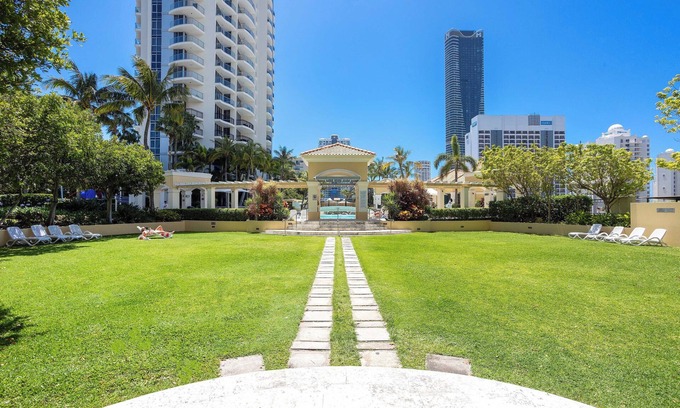 Surfers Paradise Resort | Lvl 27 - Sky High Ocean Views in Towers of Chevron