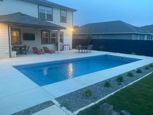 San Antonio Villa | Lxry 4 BR Bckyd, Pool, Hot Tub near attrctns (Tal.)