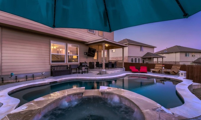 San Antonio Villa | Lxry 4 BR, Heated Pool/Spa, Large Game Room, near Seaworld/Six Flags (St1)