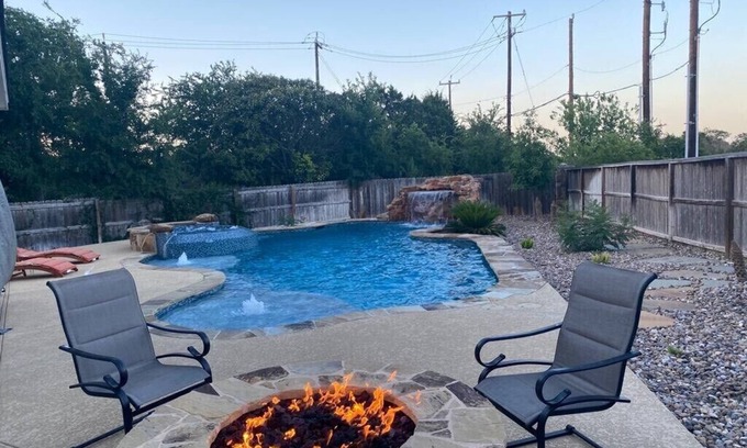 Santa Maria Villa | Lxry 5 BR Huge Heated Pool/Spa/Fire Pit/Game Room near Seaworld/Six Flags (Al.)