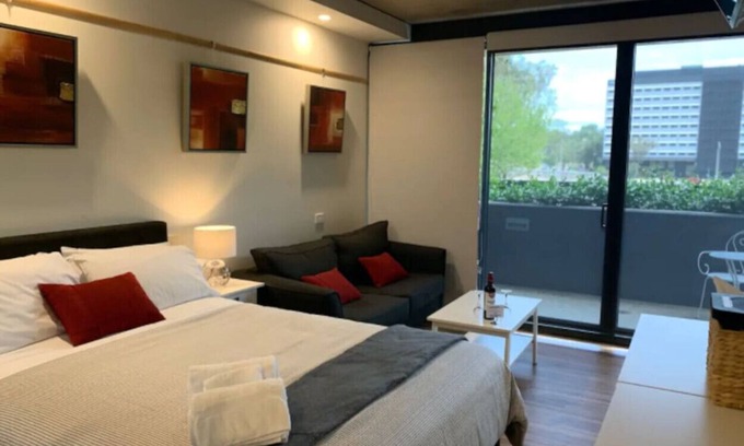Lyneham Apartment | Lyne4 · Deluxe Studio Apartment in the Center of Canberra