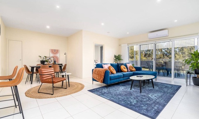 Lyneham Apartment | Lyne5 · Captivating 3BR/2BA APT close to Dickson Shopping!