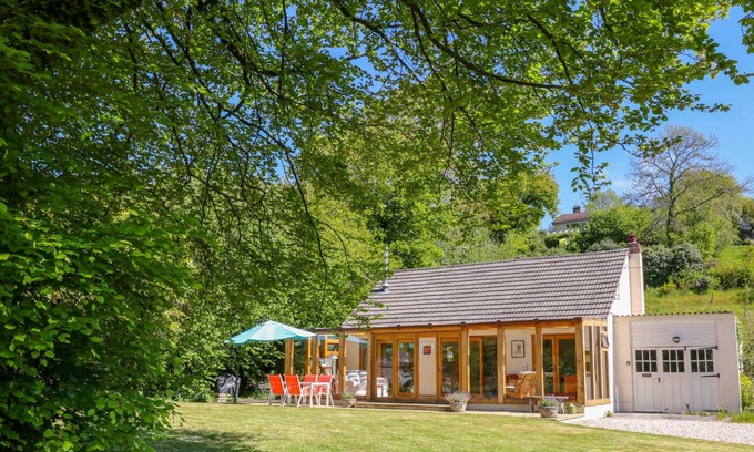 Fivelanes Cottage | LYNHAYS, family friendly, with open fire in Launceston