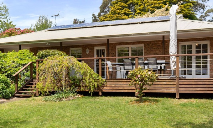 Blackheath House | Lynwood Gardens | Close to bush walks and Golf with 2 bathrooms