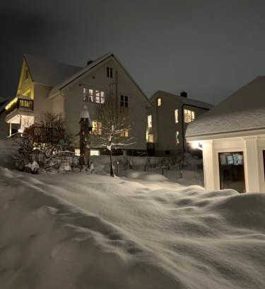 Tromso Apartment | Lys, koselig og sentrumsnær leilighet i stille villastrøk!