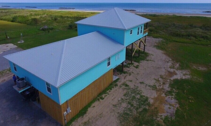 Grand Isle House | M&M Camp is a 4 bedroom suite beachfront with a beautiful beach view
