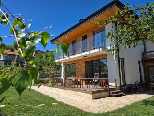 Sofia House | Ma-Bebe Play House with Private Sauna - Lake, Parks and SPA Pools in 5 min
