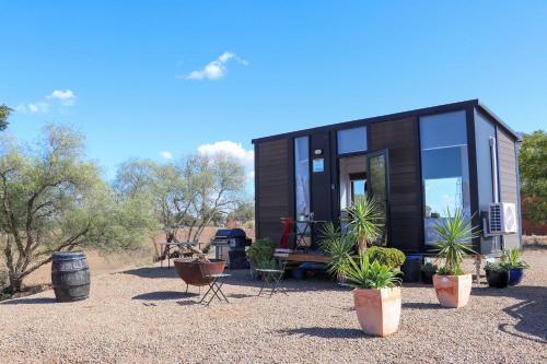 Narromine House | Macquarie River View by Tiny Away