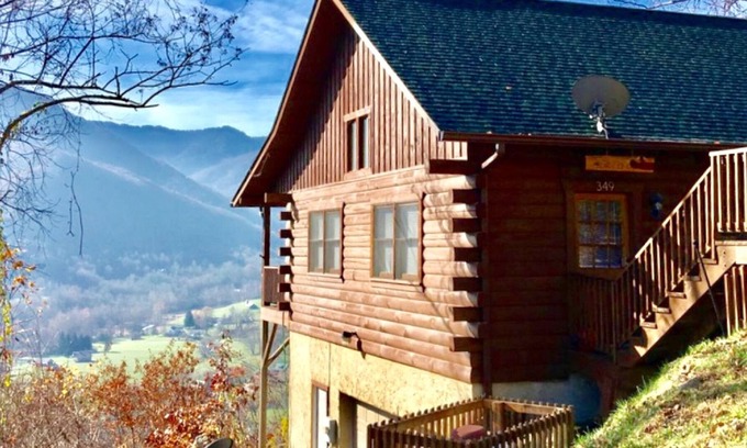 Valley Creek Run Cabin | MAGGIE FAVORITE 3/3 FAMILY LOG CABIN with GREAT VIEWS, LARGE GAME ROOM & HOT TUB