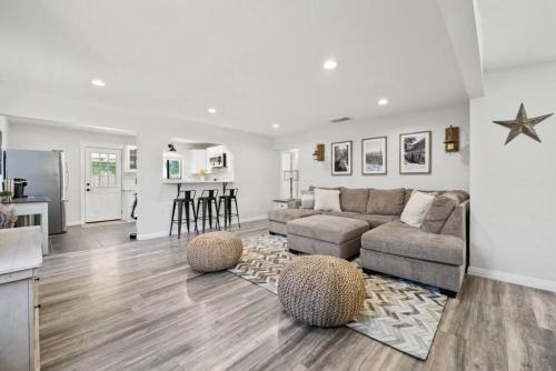 Newhall House | Magic Mountain 4 Bedroom 3 Bath Escape Modern Home