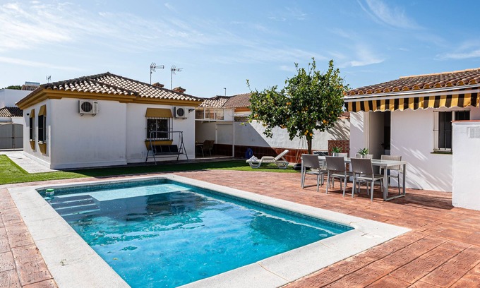 Poblado de Sancti Petri Ski Chalet | Magnificent renovated villa with pool very close to the beach