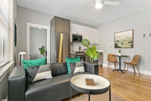 West Lakeview Apartment | Magnificent 1BR Apt in Chicago - Belmont B3