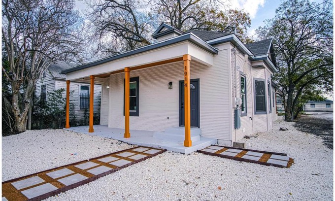 Eastside Promise Neighborhood House | Magnificent 4BR Near Famous Riverwalk and Downtown