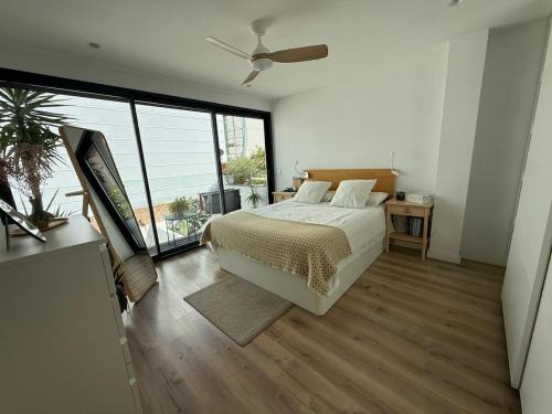 Badalona House | Magnificent CR with pool