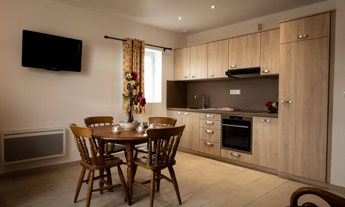 Meuvaines Apartment | Magnificent flat with garden view