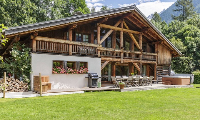 Chamonix City Centre Ski Chalet | Magnificent Chalet Valhalla 5*, central Chamonix