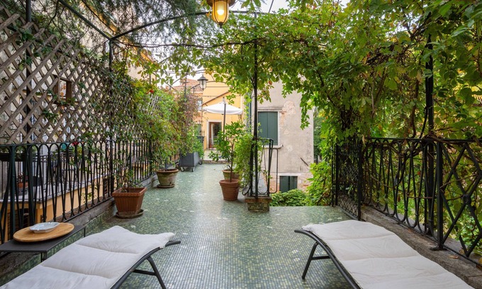 Dorsoduro Apartment | Magnificent House for 12 People with Private Garden and Romantic Terrace