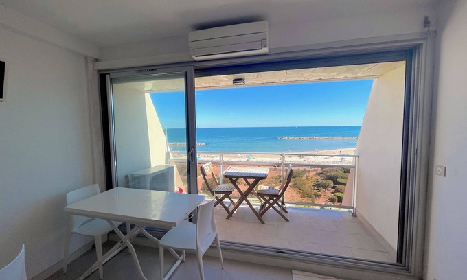 Palavas-les-Flots Apartment | -Magnificent T2 classified 4 * in front of the sea 1st line direct access beach in PALAVAS