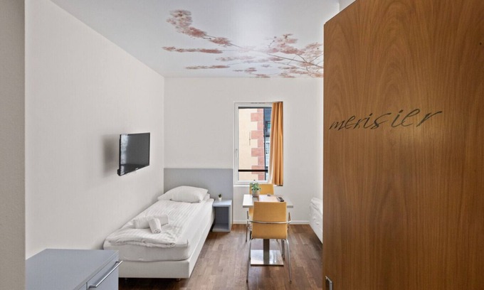 Sierre Hotel | Magnificent triple room in the heart of Sierre