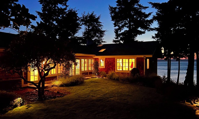 Eastsound House | Magnificent up-close WATERFRONT "SunBright Le Reve" Premier Westside Orcas