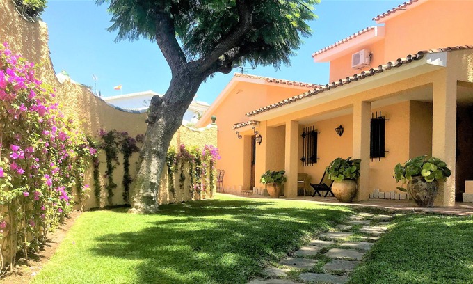 Miraflores del Palo Ski Chalet | Magnificent villa in Málaga city with capacity for 9 people