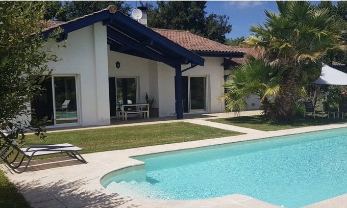 Mouguerre Villa | Magnificent villa on the edge of a forest 20 minutes from the beach