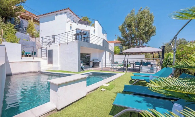 Le Pradet Villa | Magnificent villa with swimming pool on the seafront