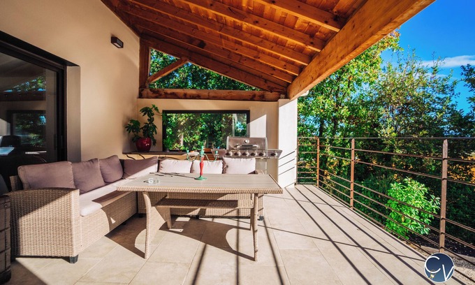 Orsan Villa | Magnificent Villa with Heated Pool near Avignon