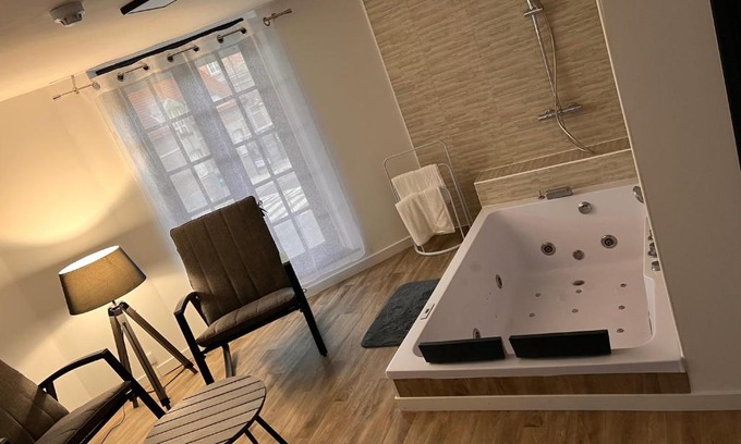 Saint-Acheul Hotel | Magnifique Loft 35m2 Jacuzzi RVB NIGHT 1