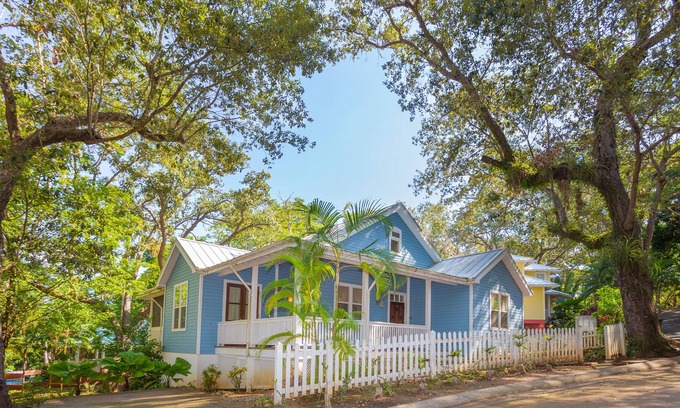 Lawson Rock House | Magnolia House in quiet area of Lawson Rock 3 minutes to the beach even closer to the pool