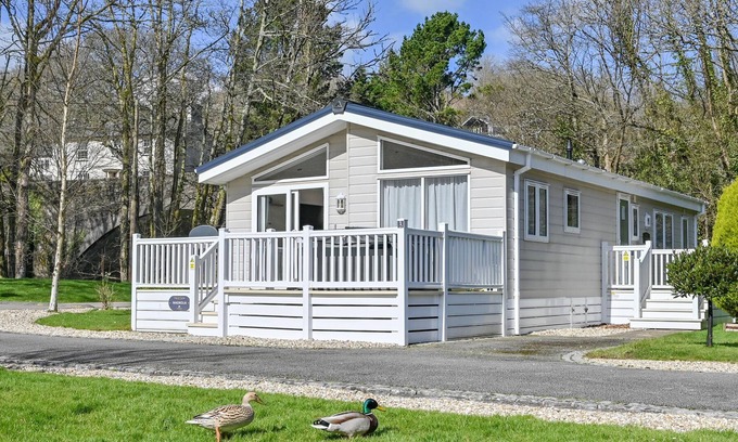 Saltash Cabin | MAGNOLIA LODGE, family friendly, with hot tub in Saltash