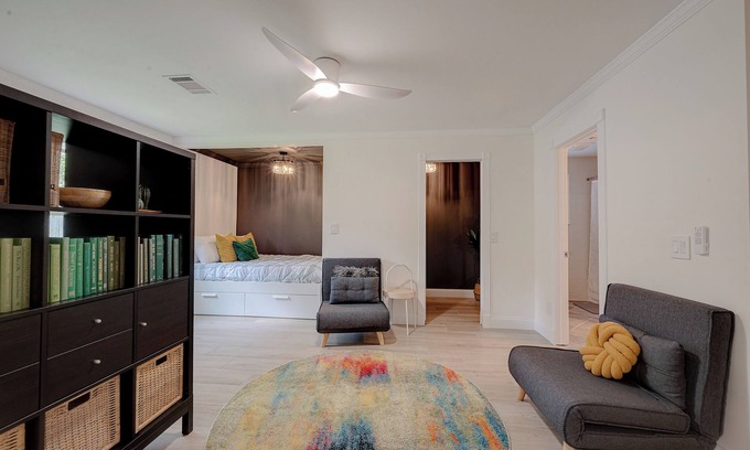 Willow Meadows/Willowbend Area Apartment | Magnolia Studio-Guest Unit