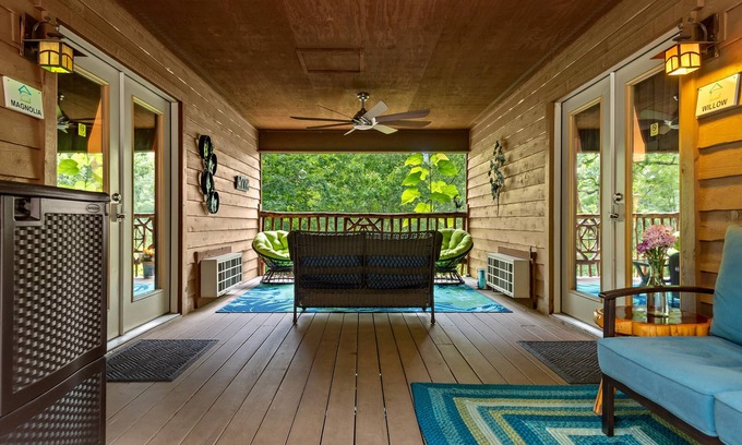 Eureka Springs Historic District Cabin | Magnolia@The Woods Cabins - Adorable cabin - 5 minute walk to downtown Eureka