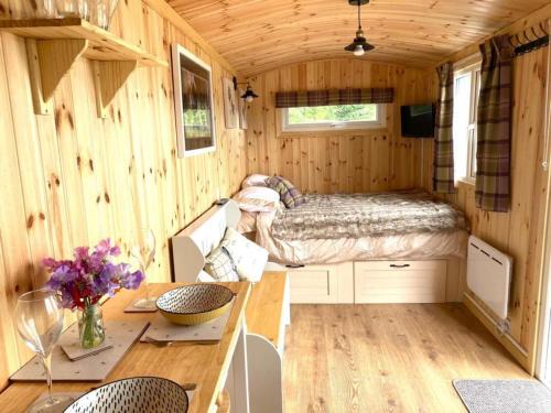 Perth House | Mailer Farm Woodhead Shepherds Hut - Sleeps 2