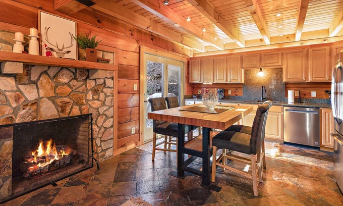 Boone Cabin | Main Cabin & Mother-In-Law Suite Getaway