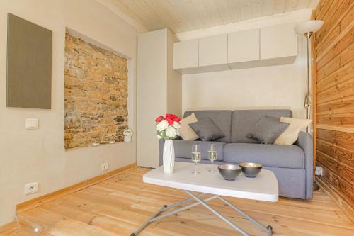 Collonges-au-Mont-d'Or Apartment | Mairie - LB - Lyon 2 - Romantic ambience with whirlpool baths