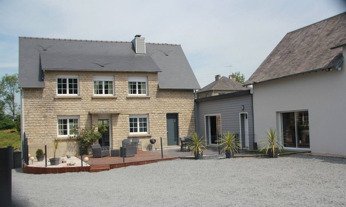 Saint-Georges-d'Elle House | Maison à la Campagne Avec Jacuzzi Proche des Plages du Débarquement. 4 Étoiles