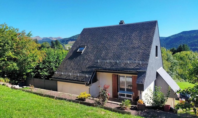 Murat-le-Quaire House | Maison 7 Personnes - Quartier Calme - Belle vue sur Charlannes