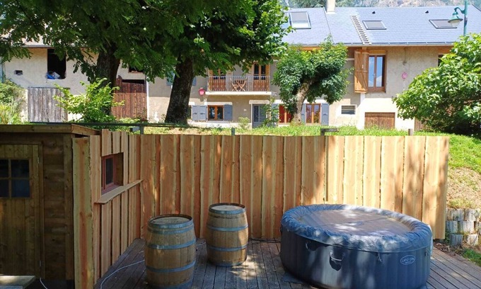 Francin House | Maison au Carrefour de Trois Massifs Montagneux Somptueux !