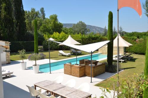 Oppede Villa | maison bertuli Oliviers Aircon, heated saltwater Pool, 2 Bedrooms