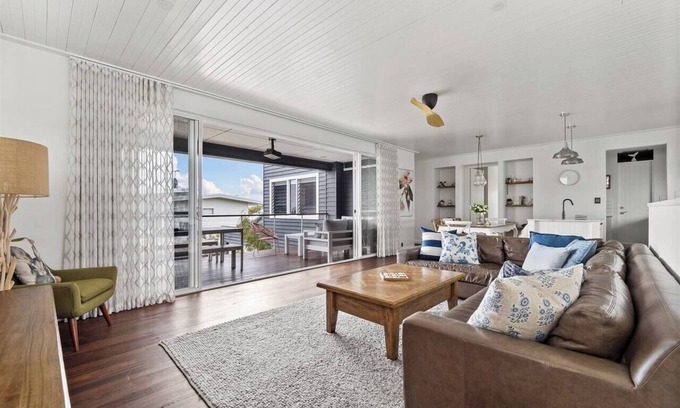 Dunsborough House | Maison Bleue Ocean Views and Beachside Family Fun