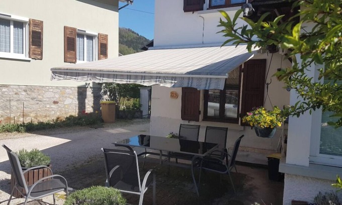 Crets en Belledonne Villa | Maison, Calme a la Montagne, Cour Fleurie, au Creux du Massif Belledonne