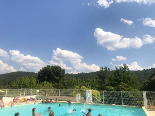 Saint-Martin-de-Bromes House | Maison charmante à Saint-Martin-de-Brômes avec piscine partagée