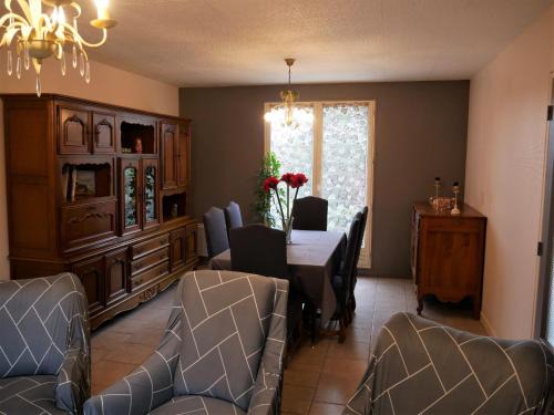 Sully-sur-Loire House | Maison cosy à Sully-sur-Loire, 5 chambres, terrasse, parking, draps et chauffage inclus - FR-1-590-220