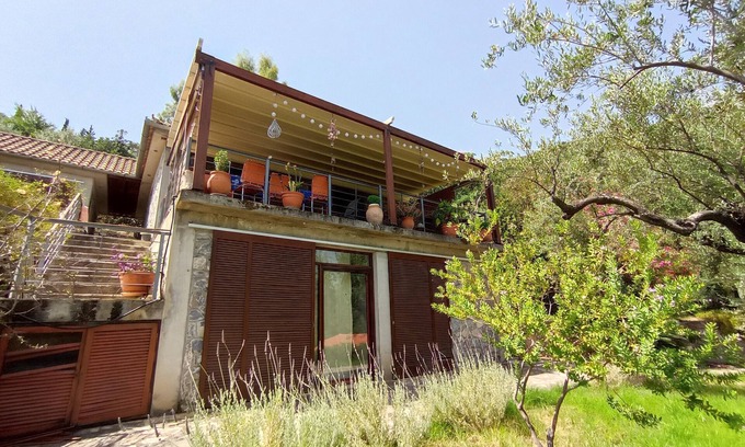 Livadi House | Maison D'architecte Dans la Verdure Bénéficiant D'une vue Sublime