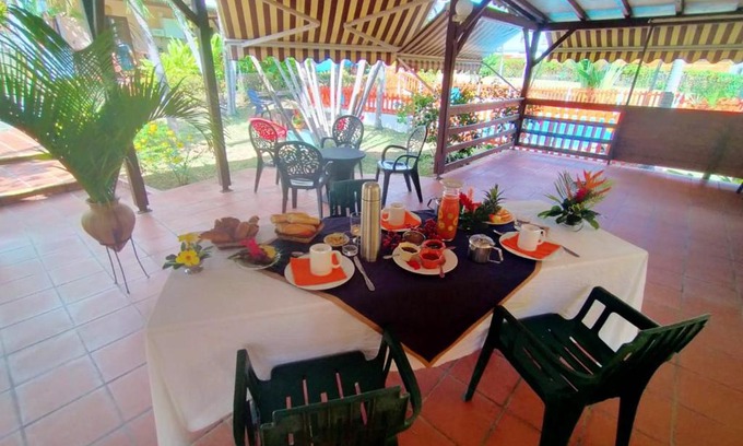 Sainte-Rose House | Maison d'une chambre avec piscine partagee jardin clos et wifi a Sainte Rose a 1 km de la plage