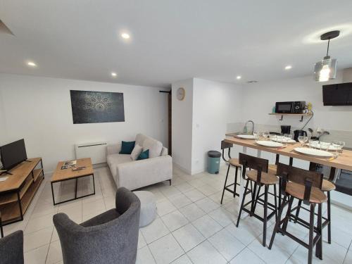 Saint-Amand-sur-Sevre Apartment | Maison de Bourg St Amand 5pers 15min Puy du Fou