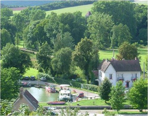 Chatel-Censoir House | Maison de caractère au bord du canal du Nivernais